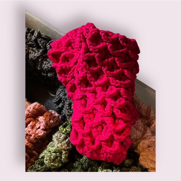 Crochet Dragon Scale Fingerless Mittens - Red Heart Metallics Fuchsia - Picture 15 of 16